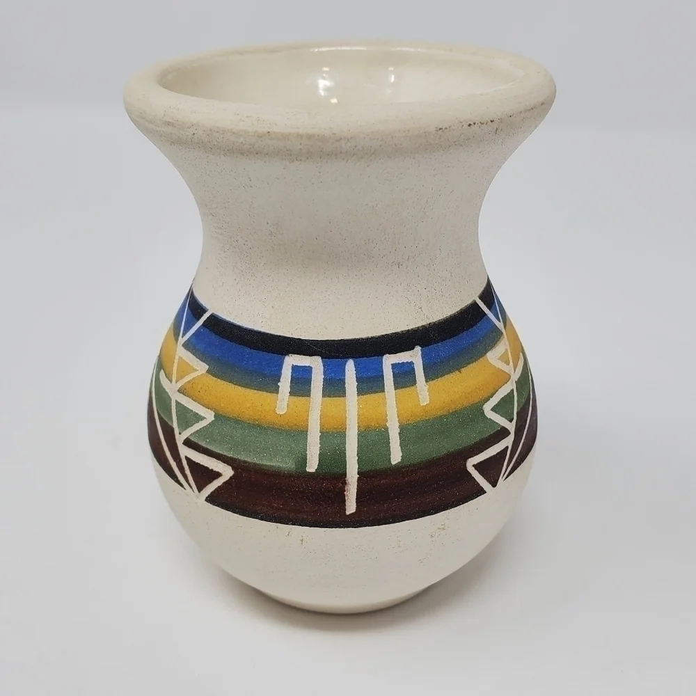 VINTAGE SIOUX POTTERY AND CRAFTS SMALL VASE SIGNED NATIVE SOUTHWEST COLLECTIBLE